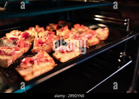 Nahaufnahme von Bruschettas, die aus dem Ofen gefressen werden können. Stockfoto