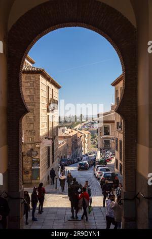 Toledo, Spanien – 17. FEBRUAR 2022: Statue von Cervantes am Arco de la Sangre, einem historischen arabischen Stadttor, früher Bab-al-Yayl in der alten Kaiserstadt Stockfoto