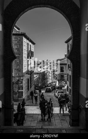 Toledo, Spanien – 17. FEBRUAR 2022: Statue von Cervantes am Arco de la Sangre, einem historischen arabischen Stadttor, früher Bab-al-Yayl in der alten Kaiserstadt Stockfoto