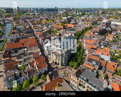 Luftdrohnenfoto des Hartebrugkerk in Leiden, Niederlande. Es ist eine wunderschöne Kirche in der Altstadt. Stockfoto