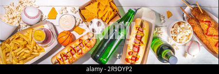 Traditionelles Sportstadionessen und Bierhintergrund, verschiedene Baseball-, Basketball-, Fußball-Fans und Stadion-Snacks, Chips, Saucen, Hot Dogs wi Stockfoto