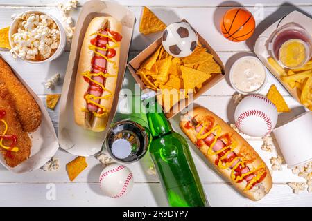 Traditionelles Sportstadionessen und Bierhintergrund, verschiedene Baseball-, Basketball-, Fußball-Fans und Stadion-Snacks, Chips, Saucen, Hot Dogs wi Stockfoto