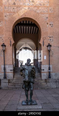 Toledo, Spanien – 17. FEBRUAR 2022: Statue von Cervantes am Arco de la Sangre, einem historischen arabischen Stadttor, früher Bab-al-Yayl in der alten Kaiserstadt Stockfoto