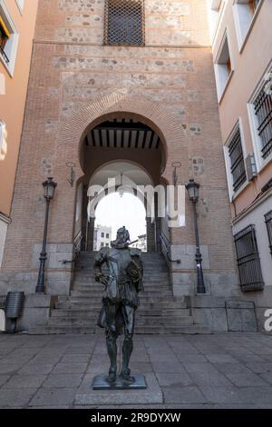 Toledo, Spanien – 17. FEBRUAR 2022: Statue von Cervantes am Arco de la Sangre, einem historischen arabischen Stadttor, früher Bab-al-Yayl in der alten Kaiserstadt Stockfoto