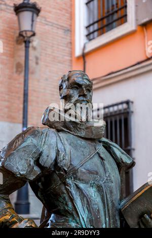 Toledo, Spanien – 17. FEBRUAR 2022: Statue von Cervantes am Arco de la Sangre, einem historischen arabischen Stadttor, früher Bab-al-Yayl in der alten Kaiserstadt Stockfoto