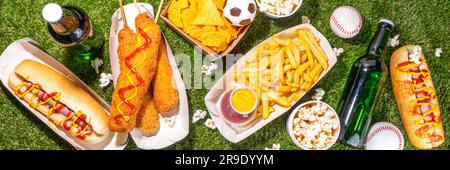 Traditionelles Sportstadionessen und Bierhintergrund, verschiedene Baseball-, Basketball-, Fußball-Fans und Stadion-Snacks, Chips, Saucen, Hot Dogs wi Stockfoto