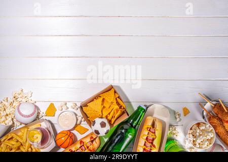Traditionelles Sportstadionessen und Bierhintergrund, verschiedene Baseball-, Basketball-, Fußball-Fans und Stadion-Snacks, Chips, Saucen, Hot Dogs wi Stockfoto