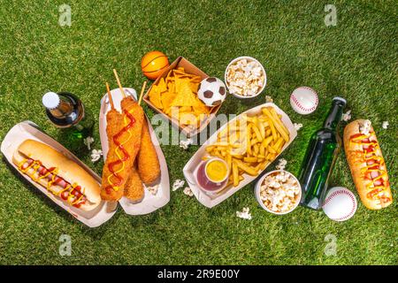 Traditionelles Sportstadionessen und Bierhintergrund, verschiedene Baseball-, Basketball-, Fußball-Fans und Stadion-Snacks, Chips, Saucen, Hot Dogs wi Stockfoto