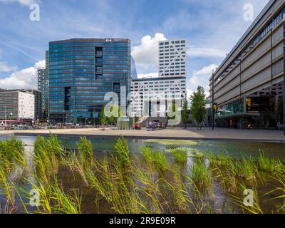 Moderne Architektur neben dem Hauptbahnhof Utrecht in der Stadt Utrecht, Niederlande, Europa. Stockfoto