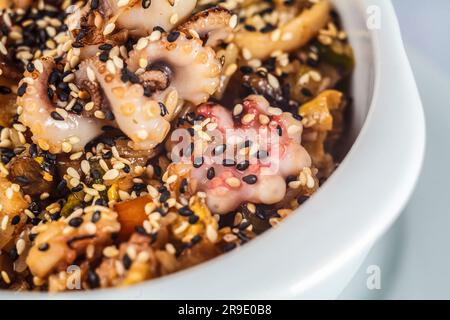 Eine nahrhafte Frühstückschüssel mit Tintenfisch, Reis und einer Vielzahl von Samen für die ultimative gesunde Mahlzeit. Stockfoto