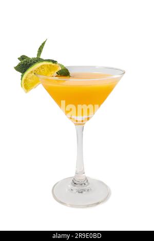 Ein martini-Glas gefüllt mit einem erfrischenden Zitruscocktail garniert mit Minzblättern und hartem Likör. Stockfoto