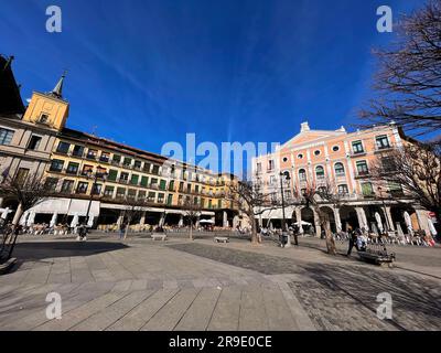 Segovia, Spanien - 18. Februar 2022: Fassadenblick auf das Juan Bravo Theater-Gebäude am Plaza Mayor in Segovia, Kastilien und Leon, Spanien. Stockfoto