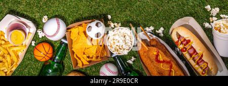 Traditionelles Sportstadionessen und Bierhintergrund, verschiedene Baseball-, Basketball-, Fußball-Fans und Stadion-Snacks, Chips, Saucen, Hot Dogs wi Stockfoto