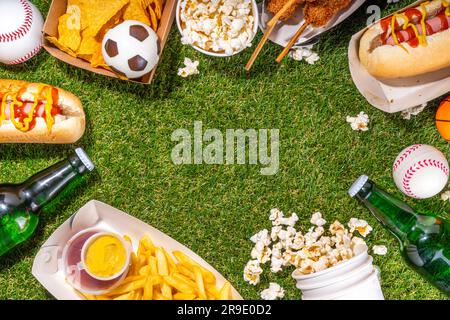 Traditionelles Sportstadionessen und Bierhintergrund, verschiedene Baseball-, Basketball-, Fußball-Fans und Stadion-Snacks, Chips, Saucen, Hot Dogs wi Stockfoto