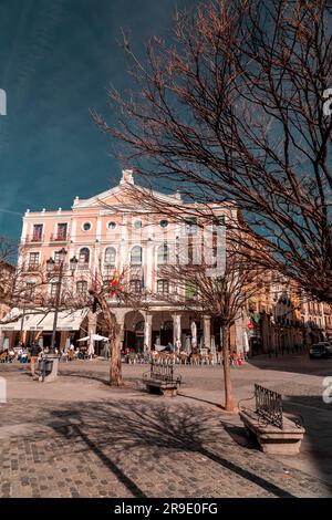 Segovia, Spanien - 18. Februar 2022: Fassadenblick auf das Juan Bravo Theater-Gebäude am Plaza Mayor in Segovia, Kastilien und Leon, Spanien. Stockfoto