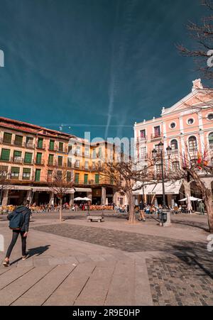 Segovia, Spanien - 18. Februar 2022: Fassadenblick auf das Juan Bravo Theater-Gebäude am Plaza Mayor in Segovia, Kastilien und Leon, Spanien. Stockfoto