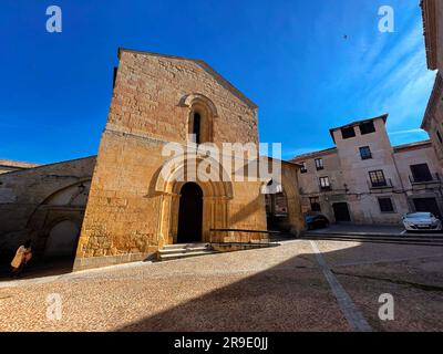 Segovia, Spanien - 18. Februar 2022: Cueva de Santo Domingo de Guzman ist eine kleine Kirche in Segovia, Spanien. Stockfoto