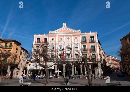 Segovia, Spanien - 18. Februar 2022: Fassadenblick auf das Juan Bravo Theater-Gebäude am Plaza Mayor in Segovia, Kastilien und Leon, Spanien. Stockfoto