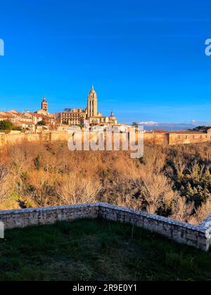 Segovia, Spanien – 18. Februar 2022: Stadtbild von der antiken Stadt Segovia, der Turm der Kathedrale von Segovia mit Blick auf die Stadt. Stockfoto