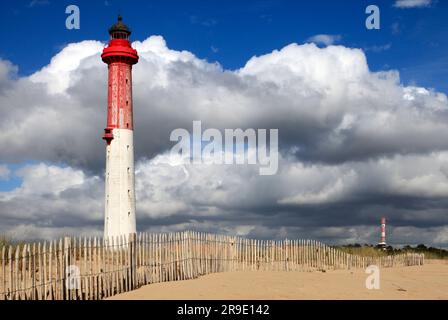 Phare de La Coubre und Gardour Tower am nördlichen Ende der Gironde-Mündung. Die Wilde Küste. La Tremblade, Charente-Maritime, Frankreich Stockfoto