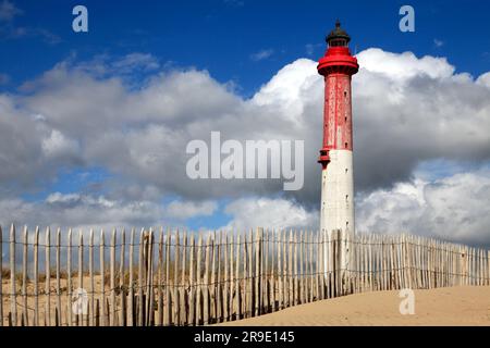 Phare de La Coubre am nördlichen Ende der Gironde-Mündung. Die Wilde Küste. La Tremblade, Charente-Maritime, Frankreich Stockfoto