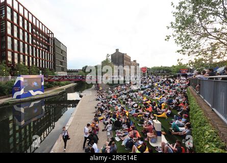 Die Leinwand auf dem Kanal hat im Sommer 2023 wieder begonnen, ein kostenloses Open-Air-Filmfestival am Ufer des Regents Canal am Granary Square, Kings Cross, Nord-London, Großbritannien Stockfoto