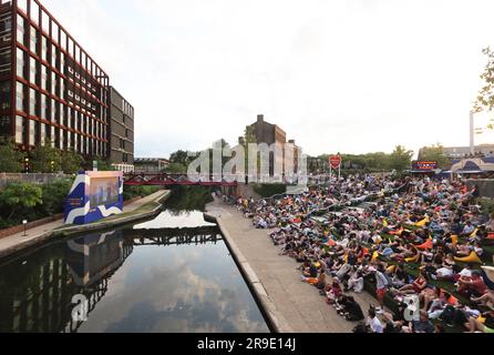 Die Leinwand auf dem Kanal hat im Sommer 2023 wieder begonnen, ein kostenloses Open-Air-Filmfestival am Ufer des Regents Canal am Granary Square, Kings Cross, Nord-London, Großbritannien Stockfoto