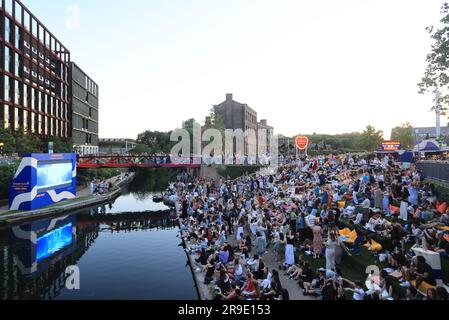 Die Leinwand auf dem Kanal hat im Sommer 2023 wieder begonnen, ein kostenloses Open-Air-Filmfestival am Ufer des Regents Canal am Granary Square, Kings Cross, North London, Großbritannien Stockfoto