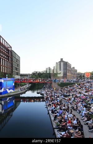 Die Leinwand auf dem Kanal hat im Sommer 2023 wieder begonnen, ein kostenloses Open-Air-Filmfestival am Ufer des Regents Canal am Granary Square, Kings Cross, North London, Großbritannien Stockfoto