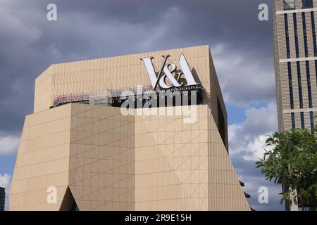 Bauarbeiten am East Bank im Queen Elizabeth Olympic Park, wo das Cultural Quarter auf dem Erbe der Spiele aufbaut und neue Häuser für die BBC, Sadler's Wells, UCL, das London College of Fashion von UAL und das V&A East Storehouse an der Stratford Waterfront, East London, UK, anbietet Stockfoto