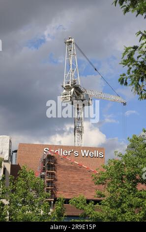 Bauarbeiten am East Bank im Queen Elizabeth Olympic Park, wo das Cultural Quarter auf dem Erbe der Spiele aufbaut und neue Häuser für die BBC, Sadler's Wells, UCL, das London College of Fashion von UAL und das V&A East Storehouse an der Stratford Waterfront, East London, UK, anbietet Stockfoto