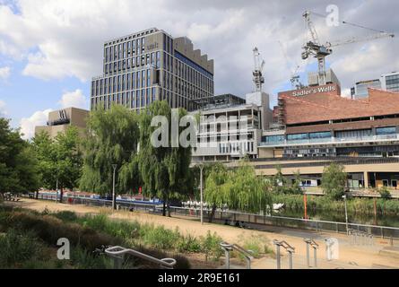 Bauarbeiten am East Bank im Queen Elizabeth Olympic Park, wo das Cultural Quarter auf dem Erbe der Spiele aufbaut und neue Häuser für die BBC, Sadler's Wells, UCL, das London College of Fashion von UAL und das V&A East Storehouse an der Stratford Waterfront, East London, UK, anbietet Stockfoto