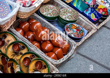 Segovia, Spanien - 18. Februar 2022: Traditionelle touristische Souvenirs von Segovia in einem Souvenirladen in Segovia. Stockfoto