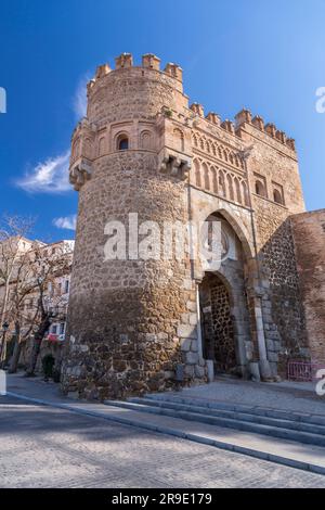 Toledo, Spanien – 17. FEBRUAR 2022: Die Puerta de Bisagra Nueva ist das bekannteste Stadttor von Toledo, Spanien. Historisch Bab Al-Saqra genannt. Stockfoto