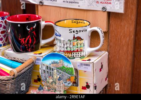 Segovia, Spanien - 18. Februar 2022: Traditionelle touristische Souvenirs von Segovia in einem Souvenirladen in Segovia. Stockfoto