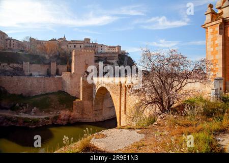 Toledo, Spanien – 17. FEBRUAR 2022: La Puente de Alcantara, Alcantara-Brücke über den Tejo in Toledo, Castilla La Mancha, Spanien. Stockfoto