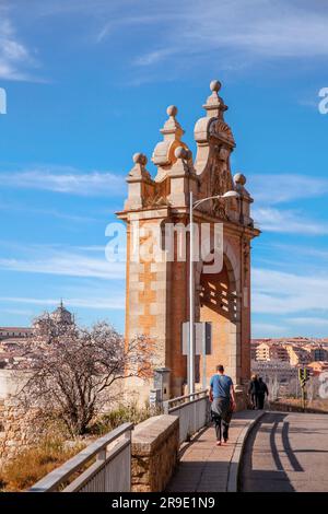 Toledo, Spanien – 17. FEBRUAR 2022: La Puente de Alcantara, Alcantara-Brücke über den Tejo in Toledo, Castilla La Mancha, Spanien. Stockfoto