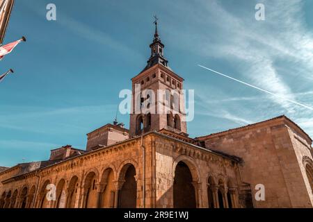 Segovia, Spanien - 18. Februar 2022: Mittelalterliche Kirche San Martin, gegründet im 12. Jahrhundert und in über Hunderten von Jahren in verschiedenen Stilen hinzugefügt. Stockfoto