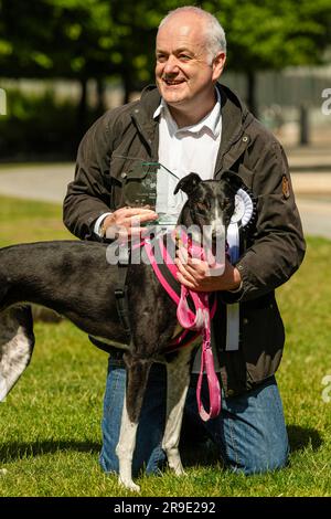 EDITORIAL USE ONLY Joy, der Greyhound, mit Mark Ruskell MSP, wird als Gewinner des diesjährigen Wettbewerbs Holyrood Dog of the Year bekannt gegeben, der gemeinsam von Dogs Trust und dem Kennel Club, Edinburgh, organisiert wird. Foto: Montag, 26. Juni 2023. Die Nächstplatzierten sind als Kura und Tess White bekannt gegeben worden, und auf dem dritten Platz Oakley mit Alison Johnson. Die „pawbischen“ Wahlsieger waren Freude mit Mark Ruskell. Der jährliche Wettbewerb steht allen Eckzähnen von Mitgliedern des schottischen Parlaments oder Hunden des Dogs Trust in Verbindung mit MSPs offen und feiert die besondere Beziehung zwischen Mensch und Handwerk Stockfoto