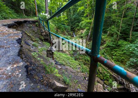 Hochwasserschäden an der Straßeninfrastruktur im Hirschgrund an der Elbe bei Schöna. Starke Regenfälle spülten eine Straße aus und rissen Teile des Weges weg. Sächsische Schweiz Stockfoto