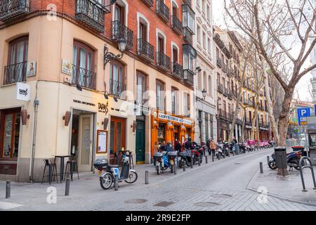 Madrid, Spanien - 16. FEBRUAR 2022: Allgemeine Architektur und Blick auf die Straße am Plaza de Santa Ana in Madrid, der Hauptstadt Spaniens. Stockfoto