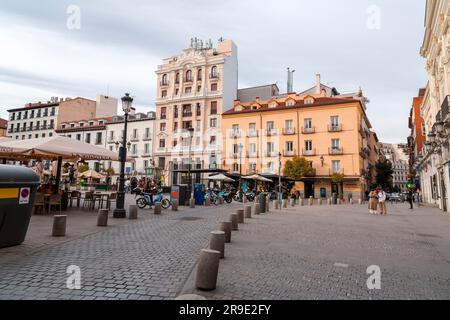 Madrid, Spanien - 16. FEBRUAR 2022: Allgemeine Architektur und Blick auf die Straße am Plaza de Santa Ana in Madrid, der Hauptstadt Spaniens. Stockfoto