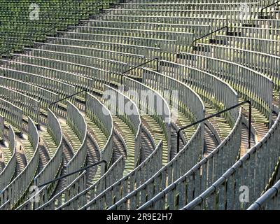 Nahaufnahme einer Stahltreppe in einem Stadion mit Metallstangen, die zu den Treppen führen Stockfoto