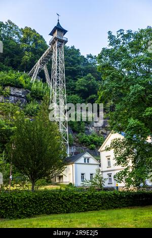 Der Personenaufzug Bad Schandau, der Fahrstuhl von Elbhöhe nach Ostrauer Ebenheit, wurde 1904 gebaut. Der historische Personenaufzug bringt Sie hoch über die Stadt Bad Schandau. Der 1904 im Jugendstil erbaute und 50 Meter hohe Stahlgitterturm ist eine Aussichtsplattform in Bad Schandau Stockfoto