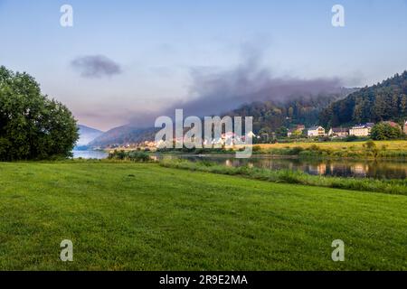 Nebel im Elbtal, Blick von Bad Schandau nach Krippen, Sächsische Schweiz. Elbwiesen bei Bad Schandau, Deutschland Stockfoto