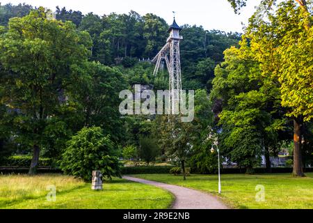 Ein historischer Personenaufzug bringt Sie hoch über die Stadt Bad Schandau. Der 1904 im Jugendstil erbaute und 50 Meter hohe Stahlgitterturm ist eine Aussichtsplattform in Bad Schandau. Der Personenaufzug Bad Schandau, der Fahrstuhl von Elbhöhe nach Ostrauer Ebenheit, wurde 1904 gebaut Stockfoto