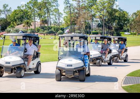 Golfspieler, die sich für ein Golfturnier, Quail Creek Country Club, Naples, Florida, USA, entschieden Stockfoto