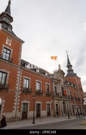 Madrid, Spanien - 16. FEBRUAR 2022: Außenansicht des spanischen Ministeriums für auswärtige Angelegenheiten und Zusammenarbeit in Madrid, der spanischen Hauptstadt. Stockfoto