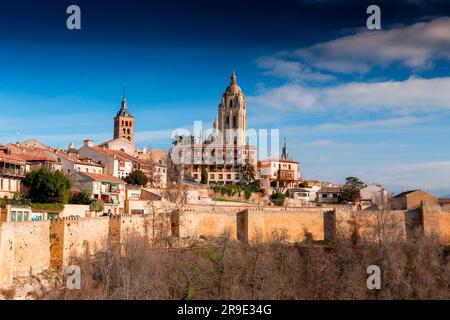 Segovia, Spanien – 18. Februar 2022: Stadtbild von der antiken Stadt Segovia, der Turm der Kathedrale von Segovia mit Blick auf die Stadt. Stockfoto