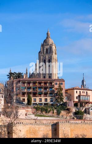 Segovia, Spanien – 18. Februar 2022: Stadtbild von der antiken Stadt Segovia, der Turm der Kathedrale von Segovia mit Blick auf die Stadt. Stockfoto